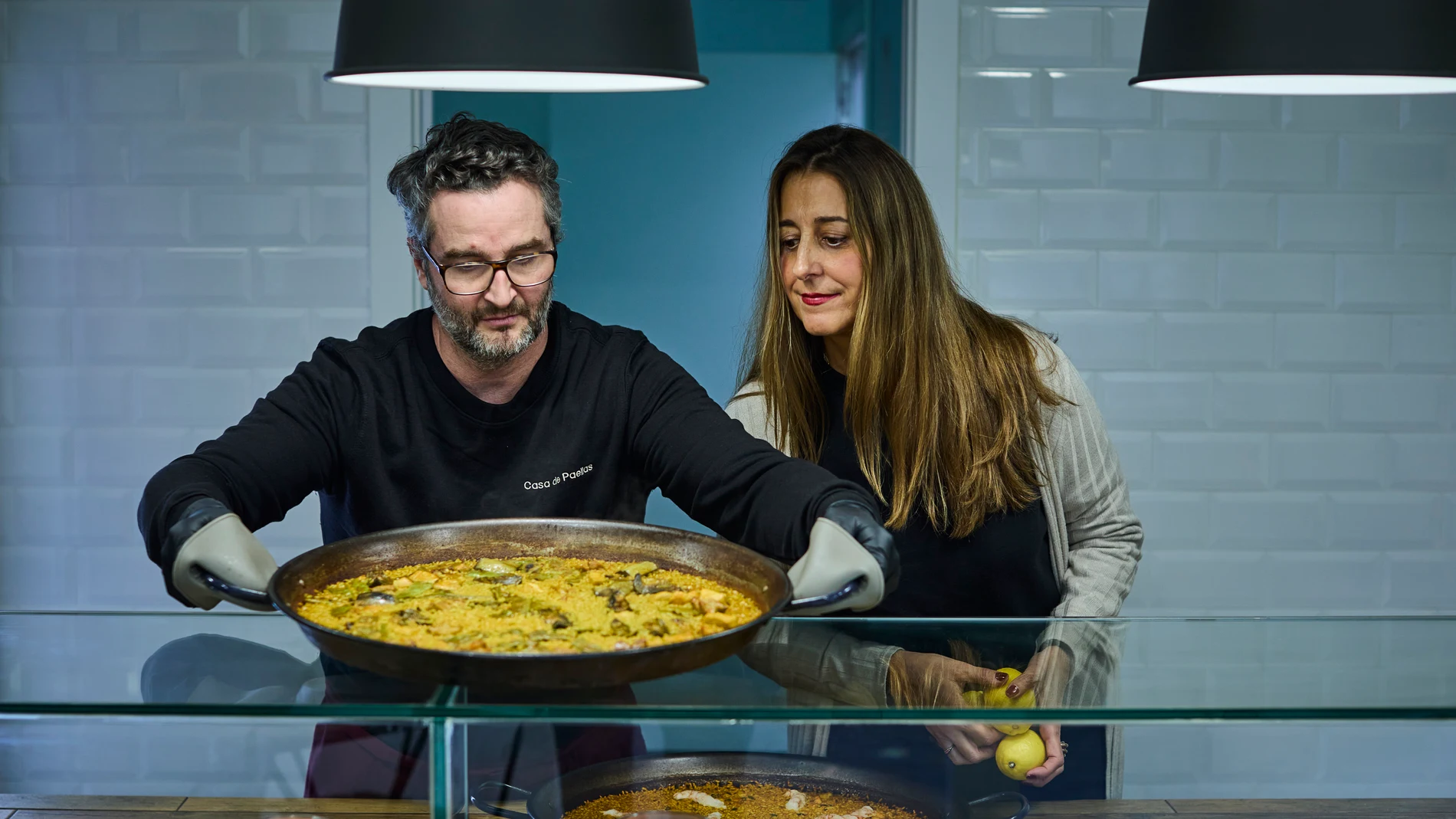 Nacho Monteverde y Ana Martínez ofrecen paellas a domicilio y tienen un catering