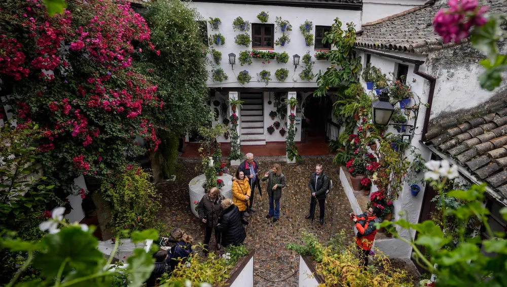 Vista de la entrada del patio de San Basilio este martes en Córdoba, que celebra el décimo aniversario de la declaración de los Patios Cordobeses como Patrimonio Cultural Inmaterial de la Humanidad por parte de la Unesco. EFE/ Rafa Alcaide
