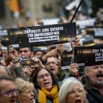 Varias personas participan en una manifestación de la ANC contra la reforma del Código Penal