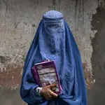 Arefeh, una mujer afgana de 40 años, sale de una escuela clandestina, en Kabul, Afganistán