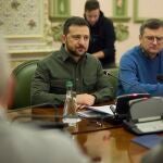 El presidente de Ucrania, Volodimir Zelenski, y el ministro de Asuntos Exteriores, Dimitro Kuleba