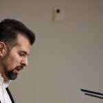 El líder socialista Luis Tudanca atiende a la prensa
