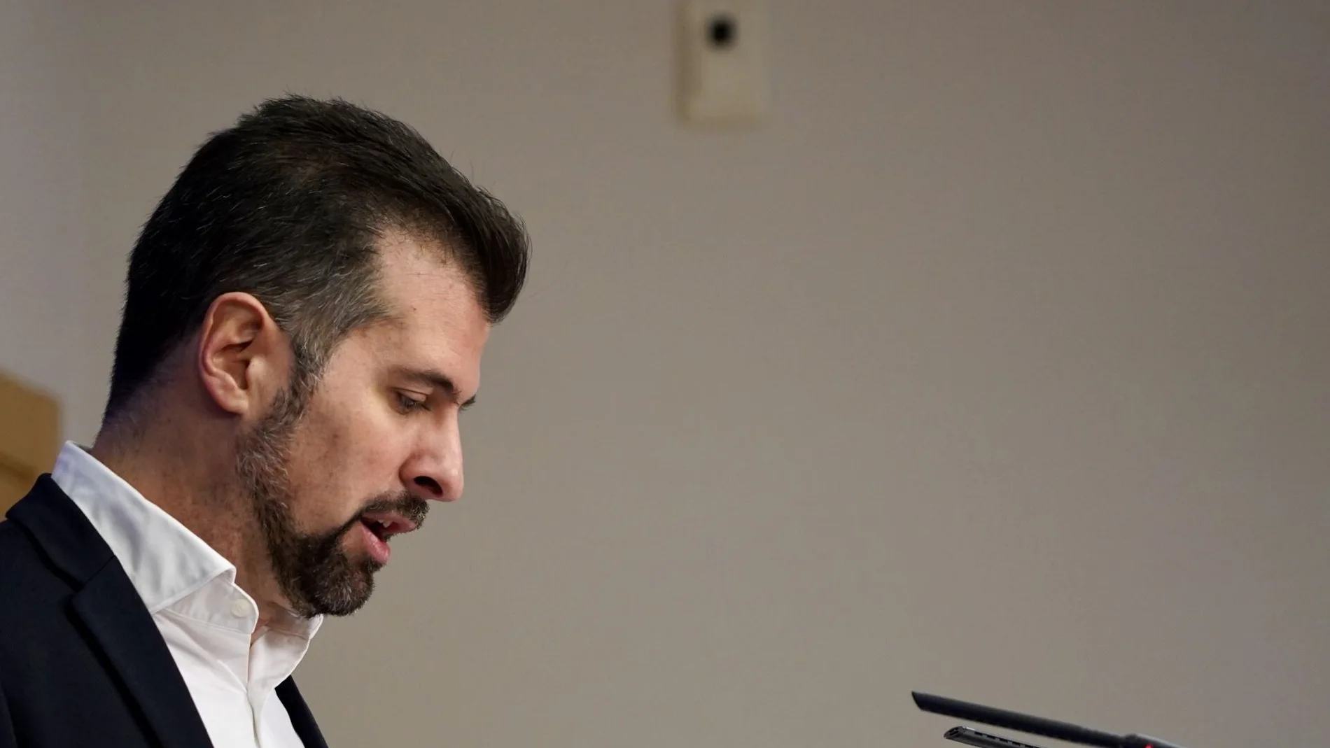 El líder socialista Luis Tudanca atiende a la prensa