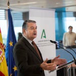 El consejero de la Presidencia, Interior, Diálogo Social y Simplificación Administrativa, Antonio Sanz, durante su intervención en la visita a las oficinas de la ADA