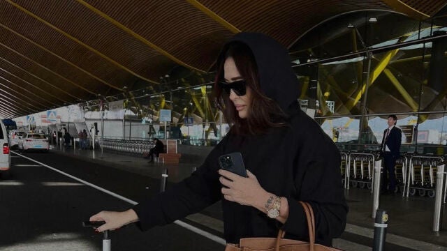 Vicky Martín Berrocal con look de aeropuerto y New Balance.