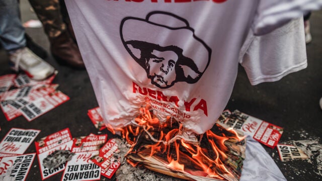 Manifestantes en contra del destituido presidente Pedro Castillo en Lima