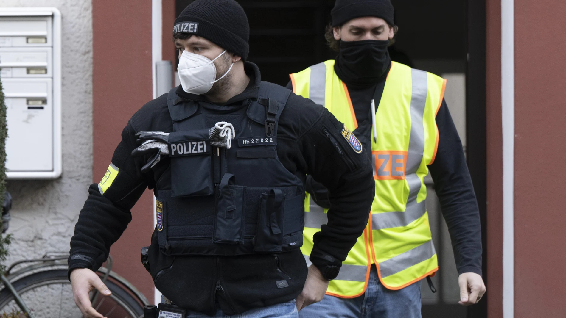Agentes de policía caminan frente a una propiedad registrada durante una redada contra los llamados "ciudadanos del Reich" en Fráncfort