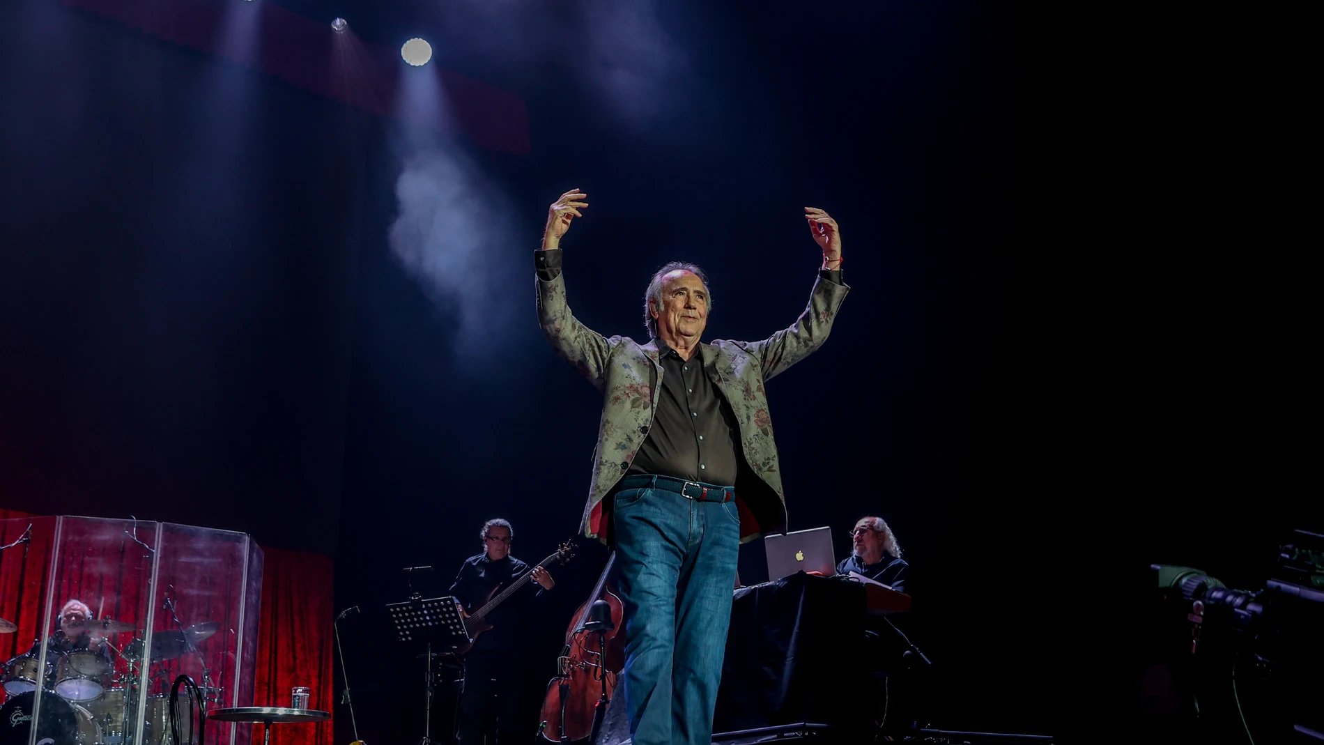 El cantautor Joan Manuel Serrat actúa en el WiZink Center, a 7 de diciembre de 2022, en Madrid (España)