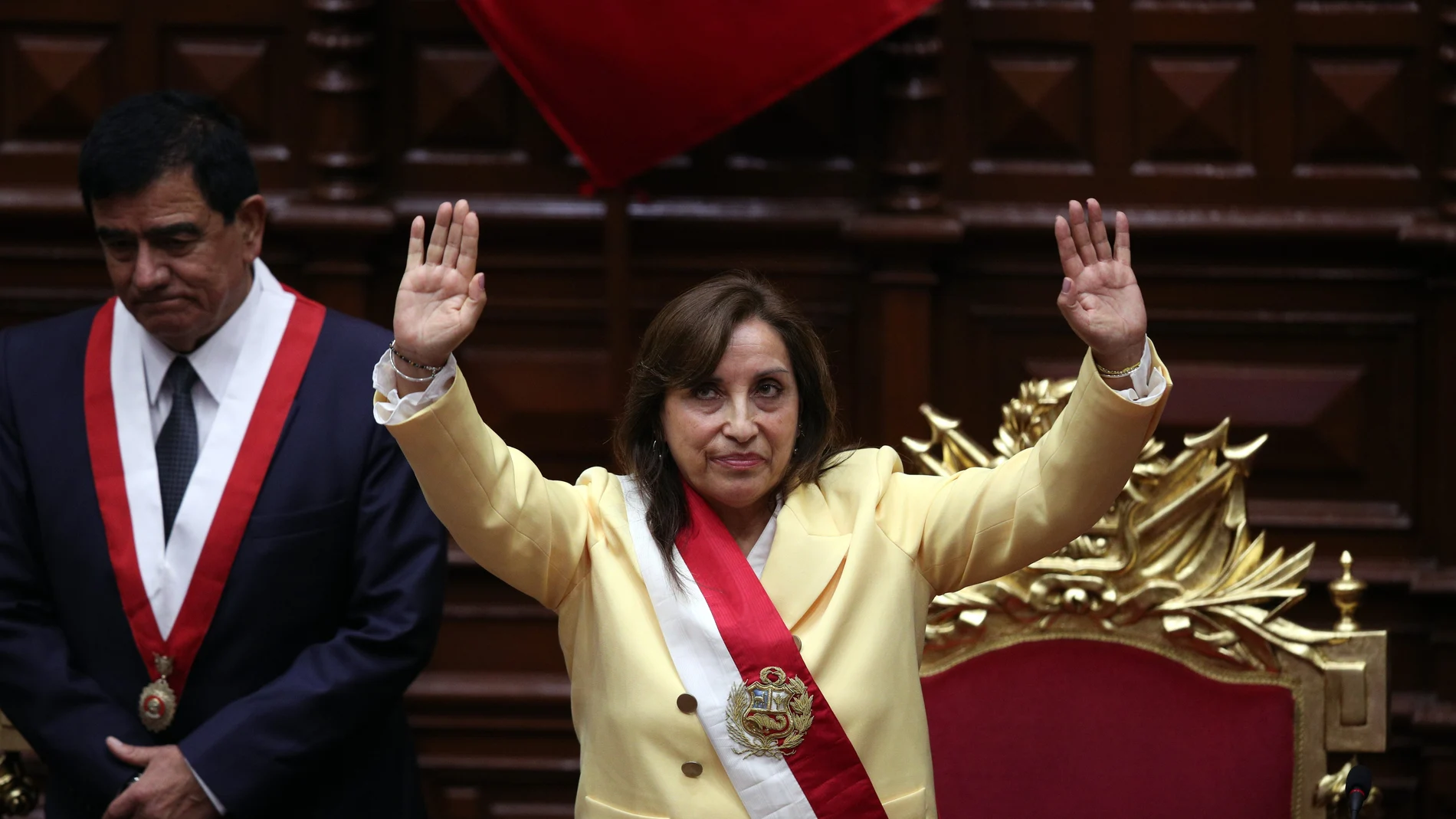 La hasta ahora vicepresidenta de Peru, Dina Boluarte, investida presidenta por el Congreso