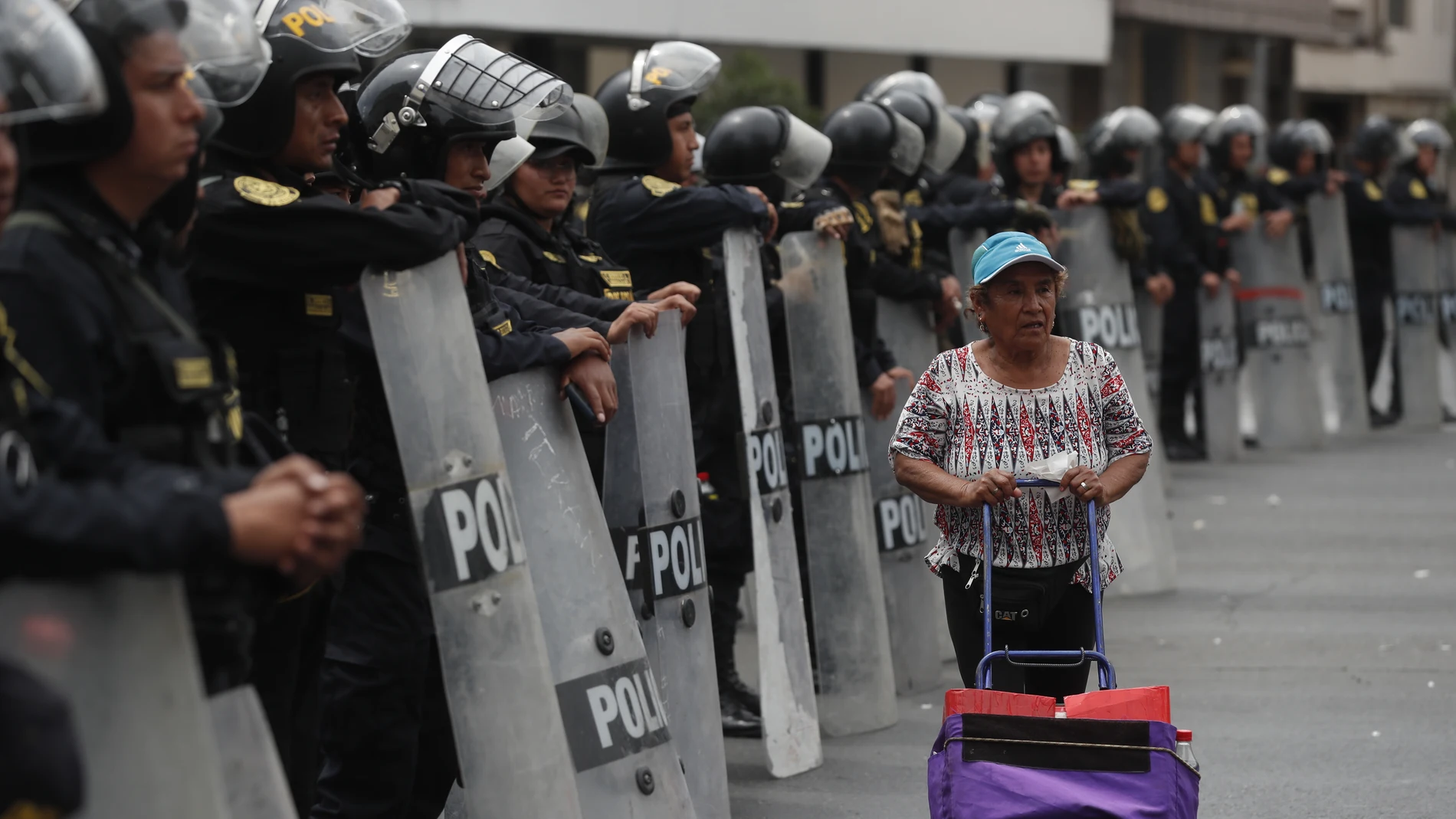 Policías prestan guardia en los alrededores del Congreso peruano, el miércoles, durante los momentos de máxima tensión para Perú