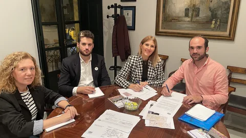Ana Jáuregui Ramírez, decana de COGITISE, y Rosa Jiménez, interventora de COGITISE, han mantenido una reunión con el presidente de la Asociación Sevilla Quiere Metro, Manuel Alejandro Moreno Cano y su tesorero, Víctor Águila