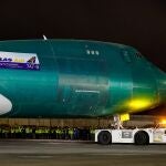 Cientos de trabajadores de Boeing contemplan la salida del último 747 de la fábrica de Everett el pasado martes