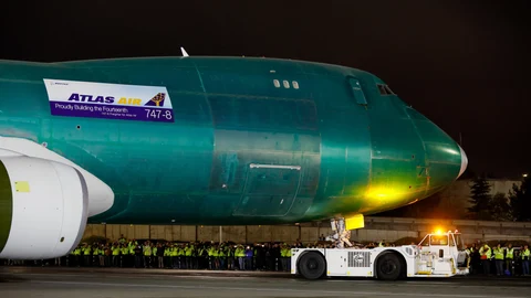 Cientos de trabajadores de Boeing contemplan la salida del último 747 de la fábrica de Everett el pasado martes