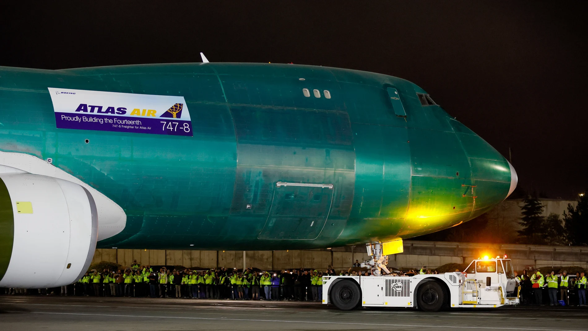 Cientos de trabajadores de Boeing contemplan la salida del último 747 de la fábrica de Everett el pasado martes