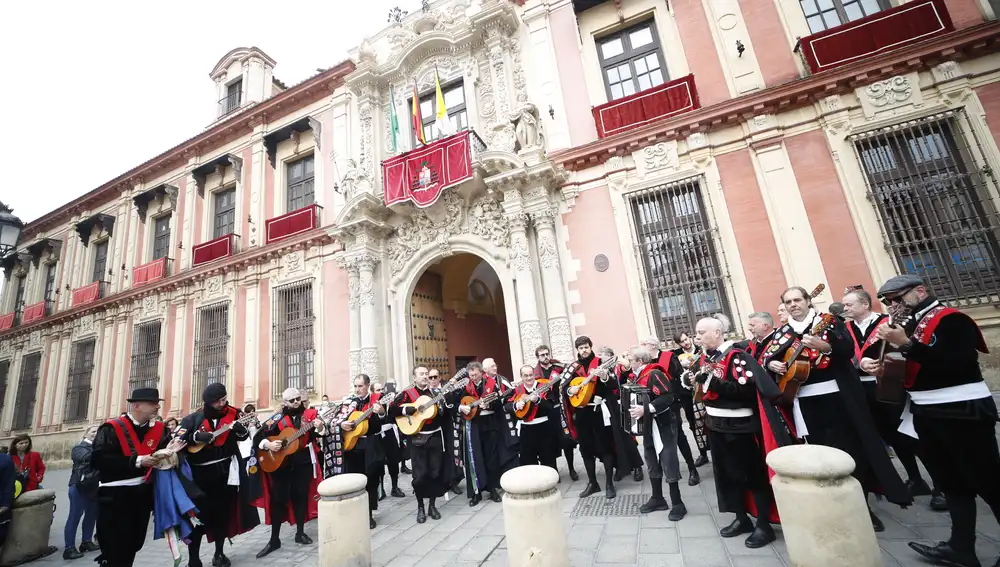 La tuna cantando ante el Palacio Arzobispal