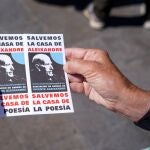 Un cartel en el que se lee: "Salvemos la casa de Aleixandre, salvemos la casa de la poesía", durante una manifestación por la protección y salvaguarda de la casa del poeta Vicente Aleixandre, en la Puerta del Sol de Madrid.