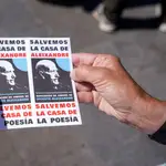 Un cartel en el que se lee: &quot;Salvemos la casa de Aleixandre, salvemos la casa de la poesía&quot;, durante una manifestación por la protección y salvaguarda de la casa del poeta Vicente Aleixandre, en la Puerta del Sol de Madrid.