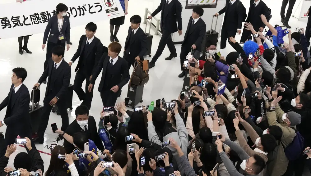 Los jugadores de la selección japonesa fueron recibidos como héroes en el aeropuerto.