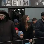 Ucranianos de Mariupol se bajan de un autobús en el que se puede leer en ruso: &quot;niños&quot;