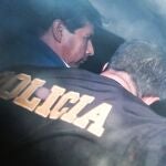 El presidente destituido Pedro Castillo escoltado por la policía para ser llevado a sede policial