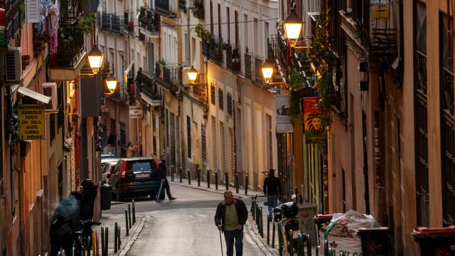 Una persona de la tercera edad camina por Lavapiés (Madrid)