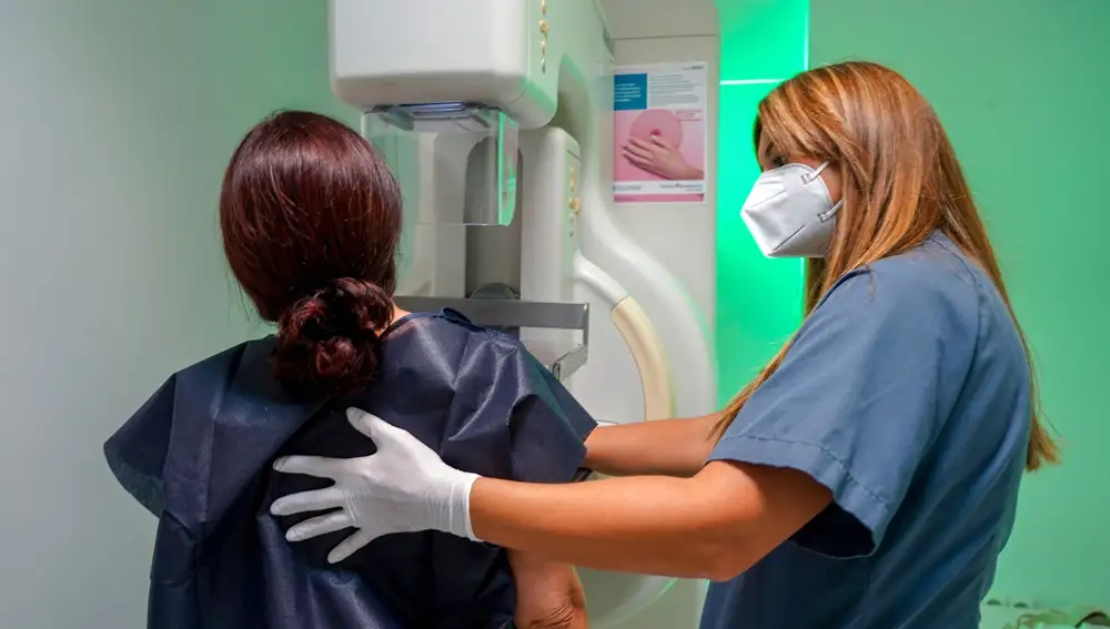 Una señora con ayuda de una enfermera se hace una mamografía gratuita en Quirónsalud Infanta Luisa por el Día Internacional del Cáncer de Mama en Sevilla, Andalucía.