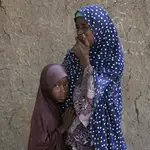 Una mujer nigeriana y su hija durante un entierro al norte del país.
