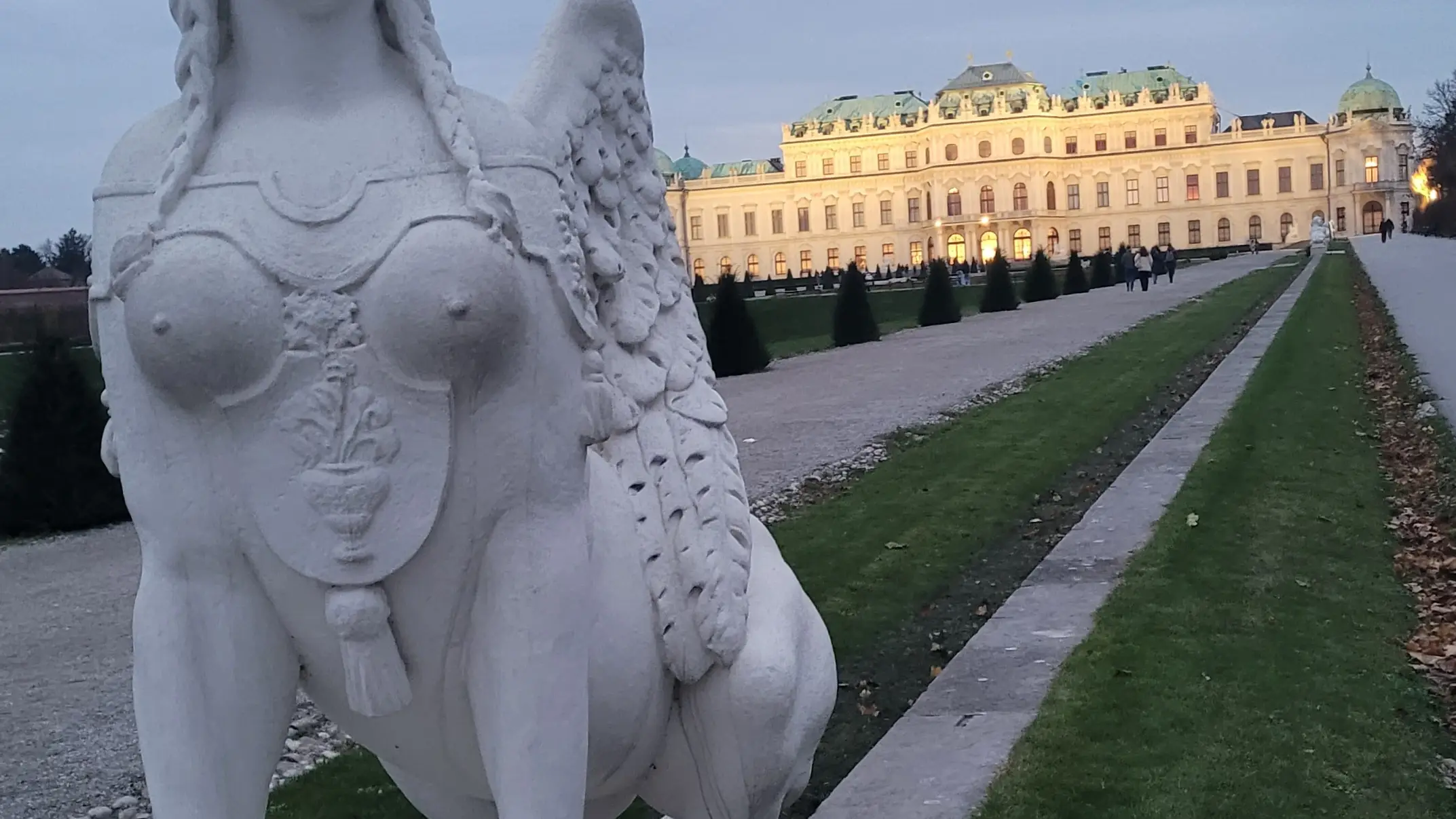 Panorámica del Belvedere al caer la noche. Allí se puede visitar El beso de Klimt