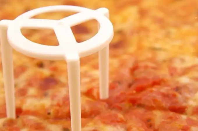 Así se llama la pieza de plástico de las pizzas, según la RAE
