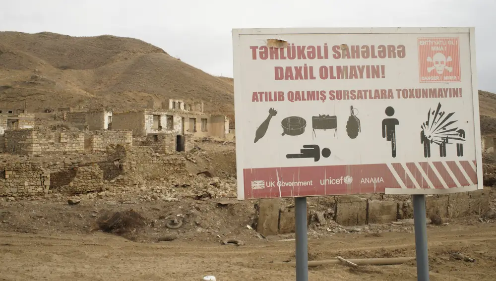 Cartel avisa del peligro de minas en el distrito de Jarbrayil (Azerbaiyán)