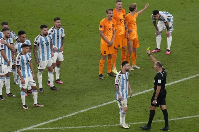 Mateu Lahoz muestra tarjeta amarilla a Messi en el Países Bajos - Argentina de cuartos de final del Mundial