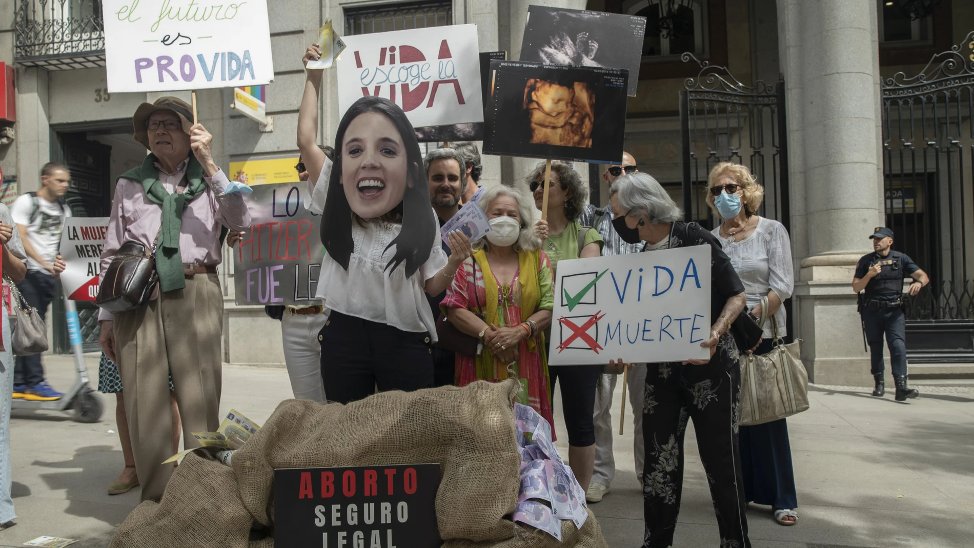 Concentración en contra de la nueva ley del aborto frente a las puertas del Ministerio de Igualdad en Madrid