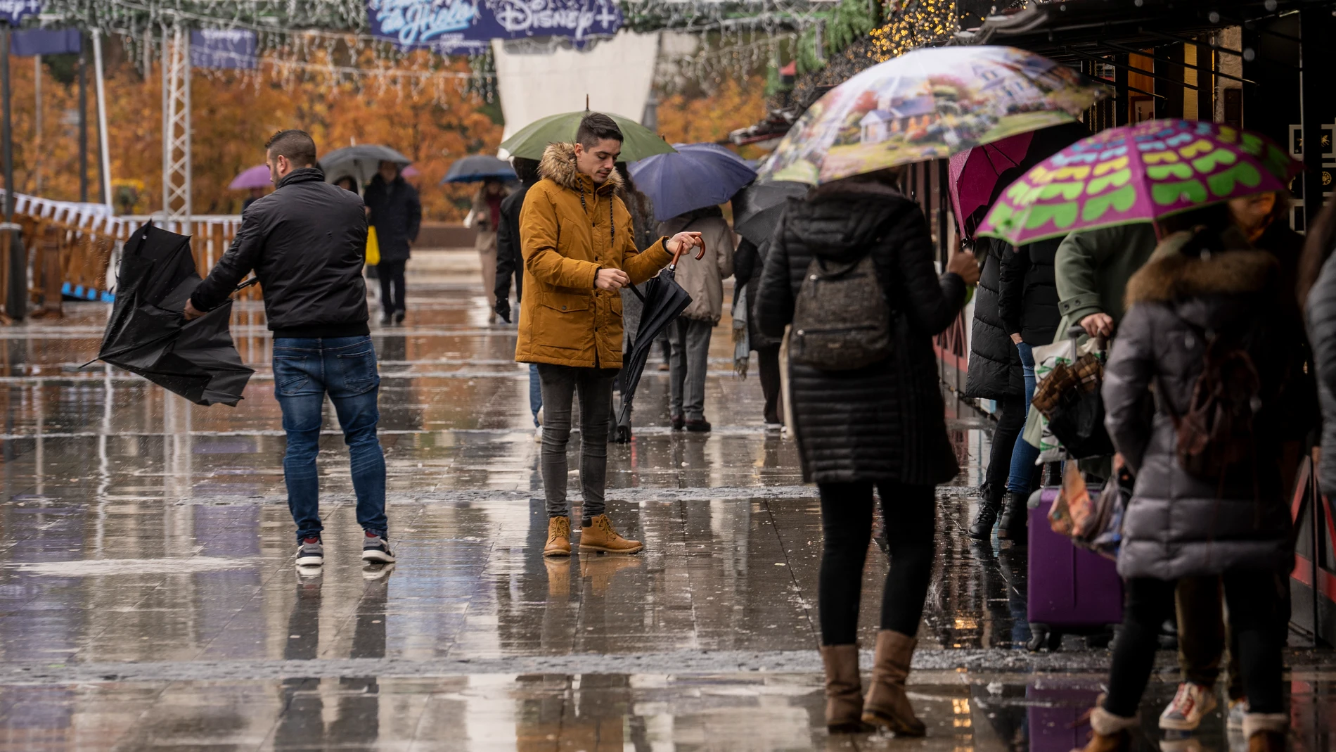 Dia de lluvia en la Plaza de Colon