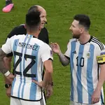 Messi y Lautaro Martínez discuten con Mateu Lahoz
