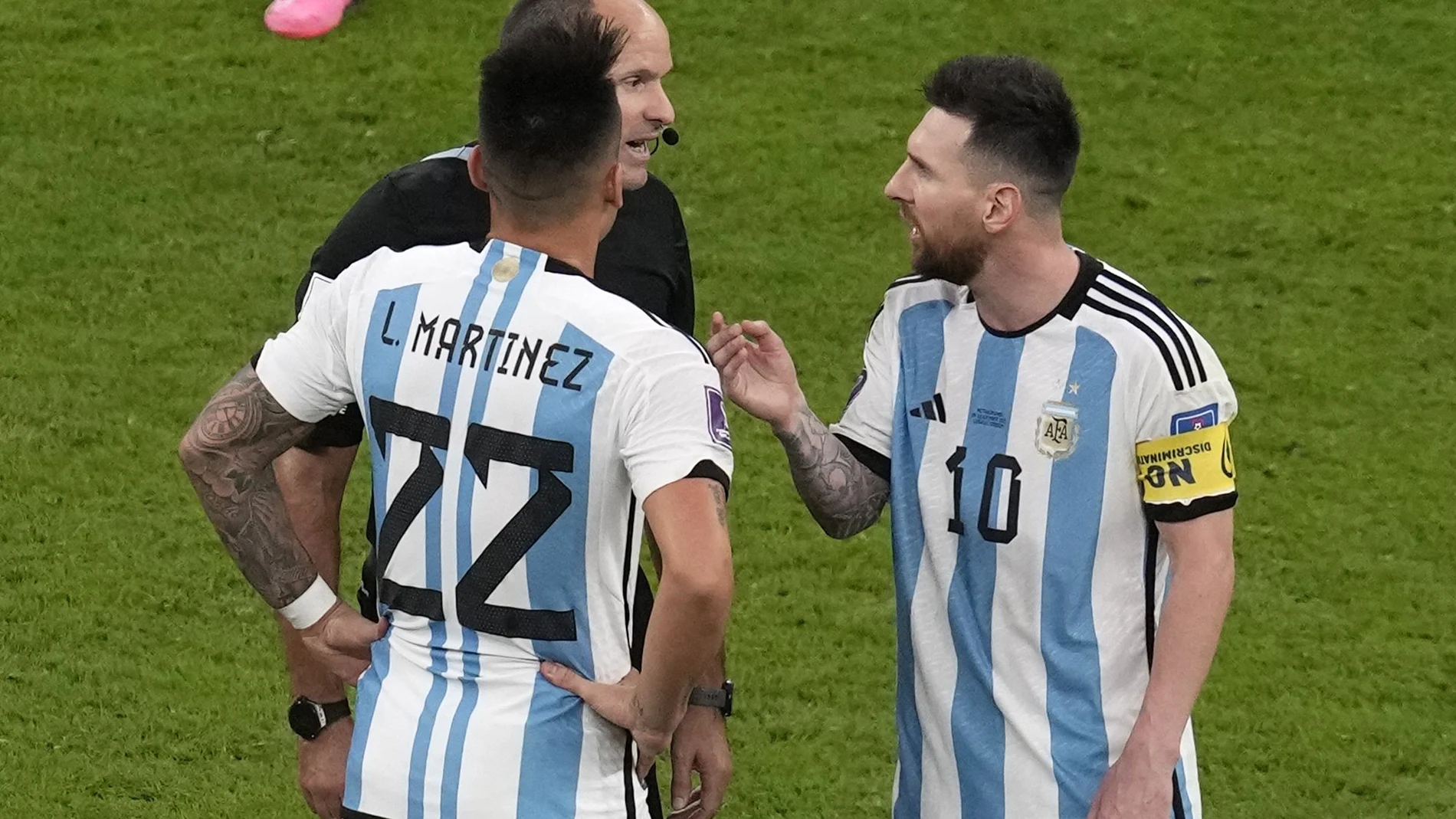 Messi y Lautaro Martínez discuten con Mateu Lahoz
