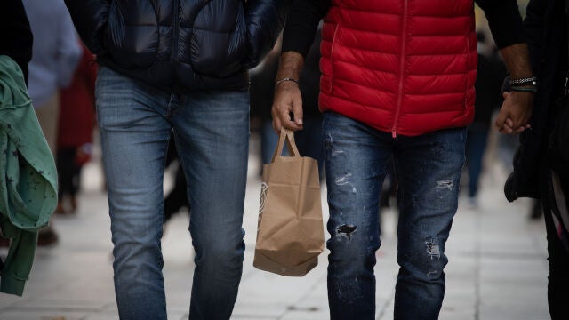 Varias personas realizan sus compras navideñas. David Zorrakino / Europa Press