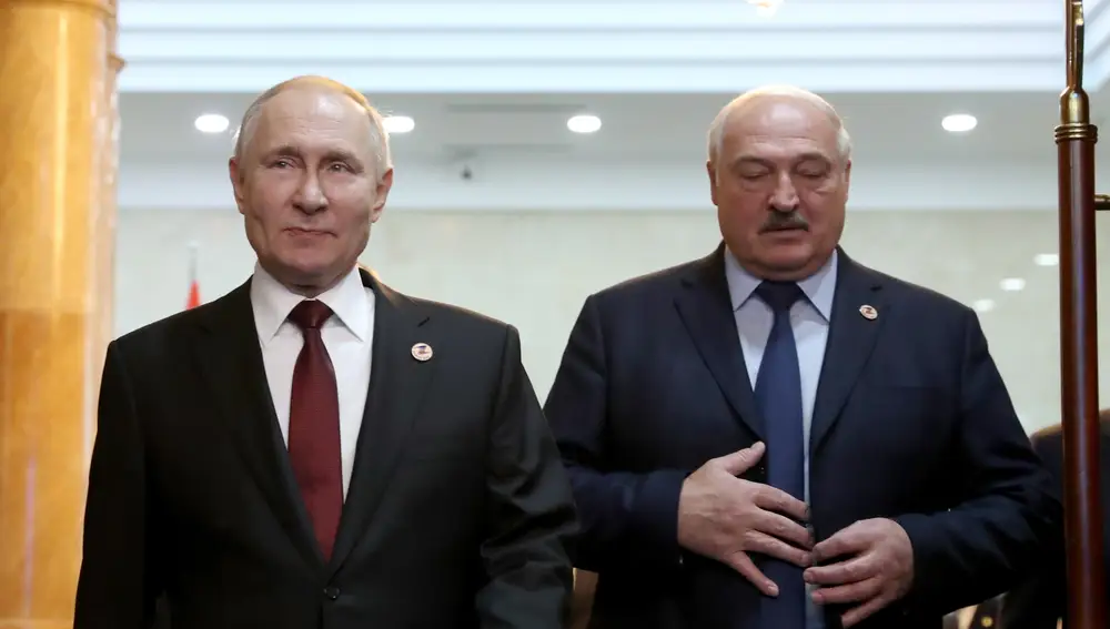 El presidente ruso Vladimir Putin y el bielorruso Alexander Lukashenko llegan a una reunión del Consejo Económico Supremo Euroasiático en Bishkek, Kirguistán, a principios de mes
