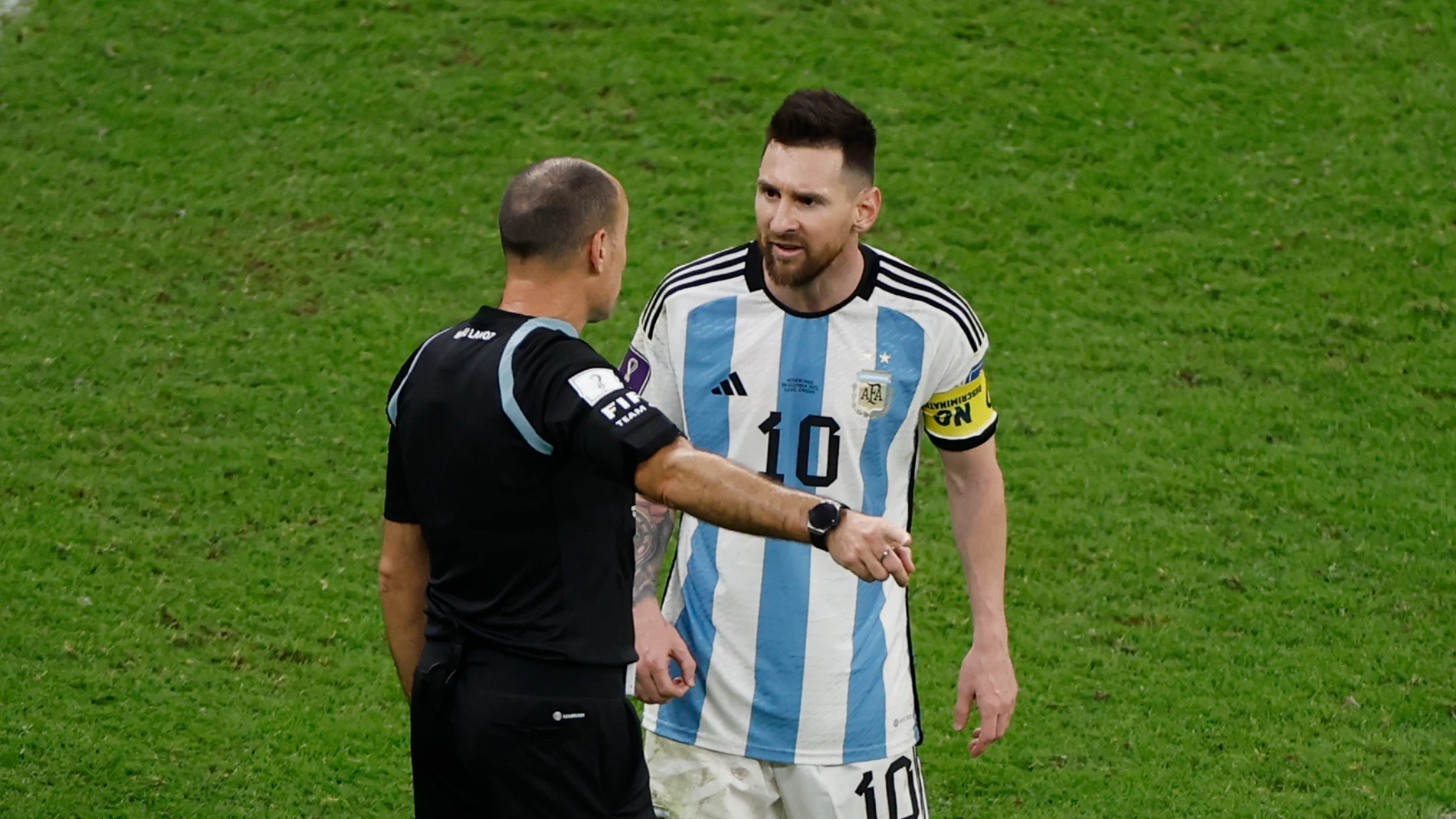 Lionel Messi habla con Mateu Lahoz durante el Países Bajos-Argentina de los cuartos de final del Mundial