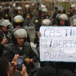 Miembros de la policía vigilan a cientos de manifestantes a favor de Pedro Castillo y en contra del Congreso que se manifiestan en las calles del centro, el pasado sábado en Lima (Perú)