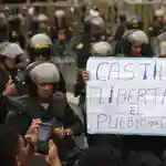 Miembros de la policía vigilan a cientos de manifestantes a favor de Pedro Castillo y en contra del Congreso que se manifiestan en las calles del centro, el pasado sábado en Lima (Perú)