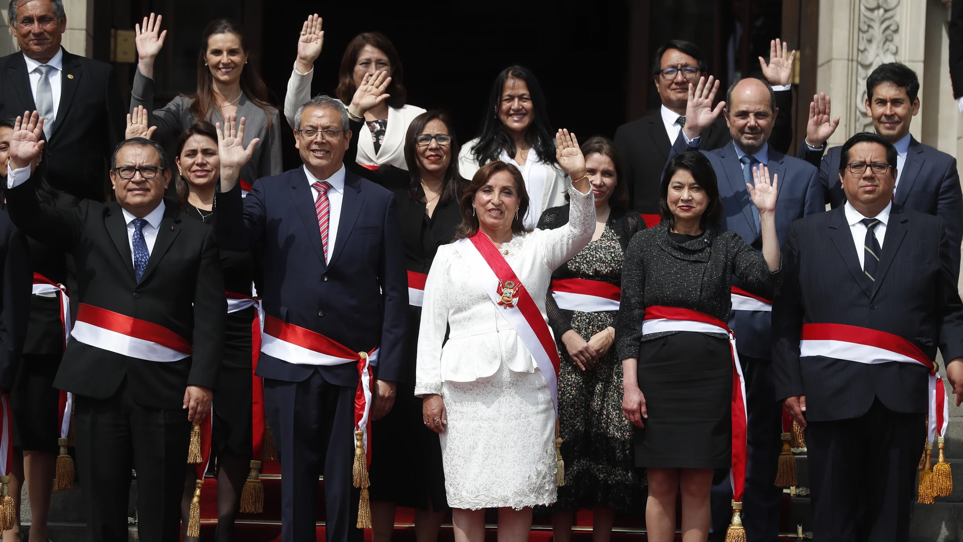 La presidenta de Perú, Dina Boluarte, posa con los recién nombrados ministros de su gabinete durante una ceremonia hoy, en el Palacio de Gobierno de Lima (Perú)