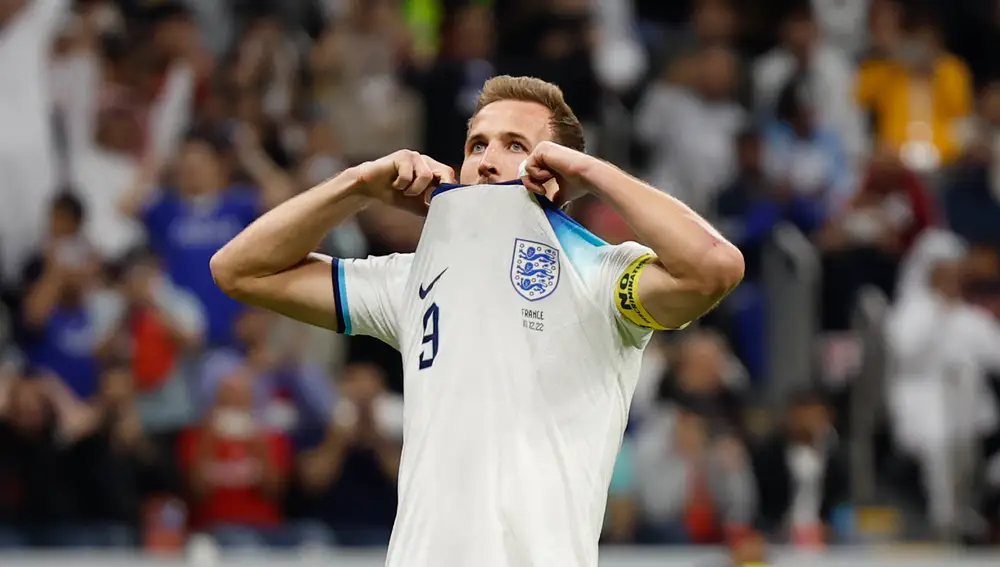 Harry Kane de Inglaterra se lamenta después de fallar un penalti , en un partido de los cuartos de final del Mundial de Fútbol Qatar 2022 entre Inglaterra y Francia