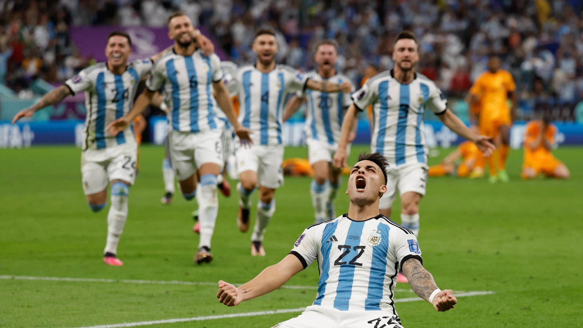 Lautaro Martínez celebra el penalti con el que Argentina alcanzó las semifinales del Mundial