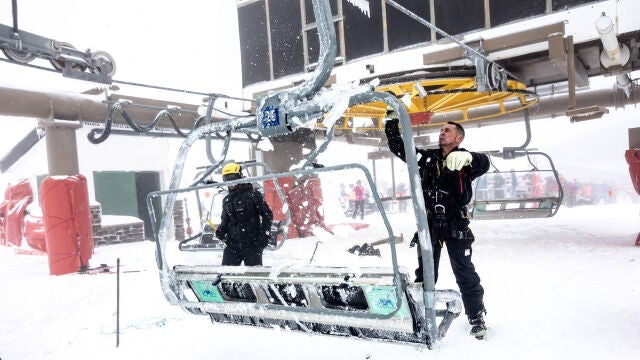 La estación de esquí de Sierra Nevada, que en las dos pasadas jornadas se mantuvo cerrada debido a las fuertes rachas de viento, ha reabierto este sábado tras haber registrado en las últimas horas la mayor nevada del otoño y de la actual temporada