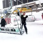 La estación de esquí de Sierra Nevada, que en las dos pasadas jornadas se mantuvo cerrada debido a las fuertes rachas de viento, ha reabierto este sábado tras haber registrado en las últimas horas la mayor nevada del otoño y de la actual temporada
