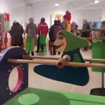 El fundador de titiriteros del Binéfar y comisario de la Exposición, Paco Paricio presenta la muestra trasladada a la Biblioteca Pública de Zamora, la Casa de los Títeres de Abizanda (Huesca) 250 marionetas y otros juguetes que cobran vida de entre los siglos XVIII y XXI