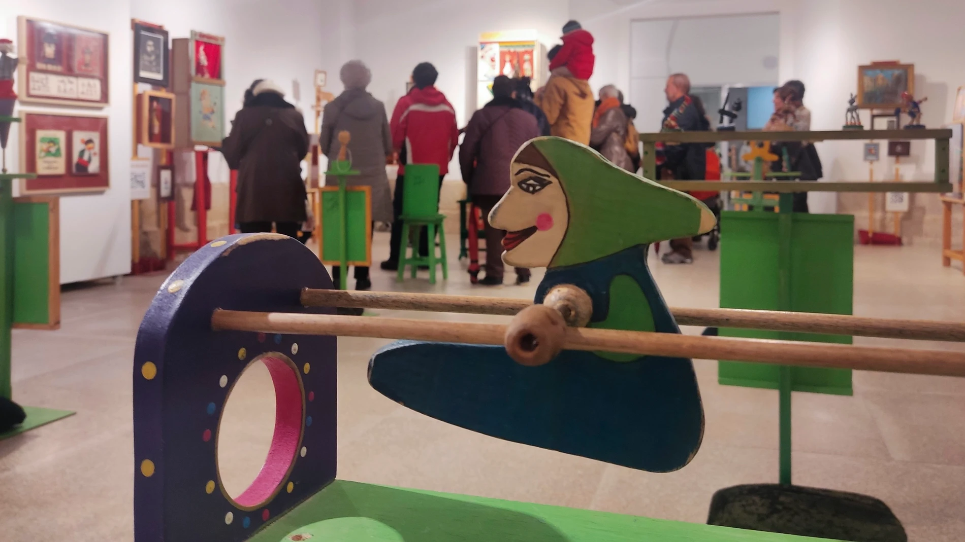 El fundador de titiriteros del Binéfar y comisario de la Exposición, Paco Paricio presenta la muestra trasladada a la Biblioteca Pública de Zamora, la Casa de los Títeres de Abizanda (Huesca) 250 marionetas y otros juguetes que cobran vida de entre los siglos XVIII y XXI