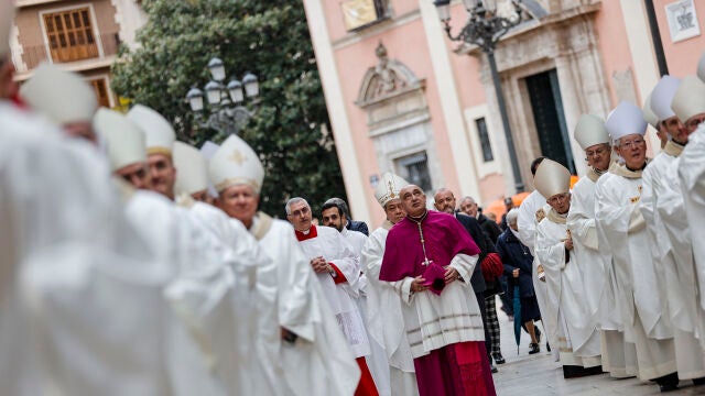El nuevo arzobispo de Valencia, Enrique Benavent (centro), cargo en el que sucede al cardenal Antonio Cañizares, se dirige en comitiva a la Catedral de Valencia donde se ha celebrado el acto de toma de posesión