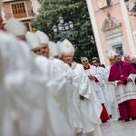 El nuevo arzobispo de Valencia, Enrique Benavent (centro), cargo en el que sucede al cardenal Antonio Cañizares, se dirige en comitiva a la Catedral de Valencia donde se ha celebrado el acto de toma de posesión