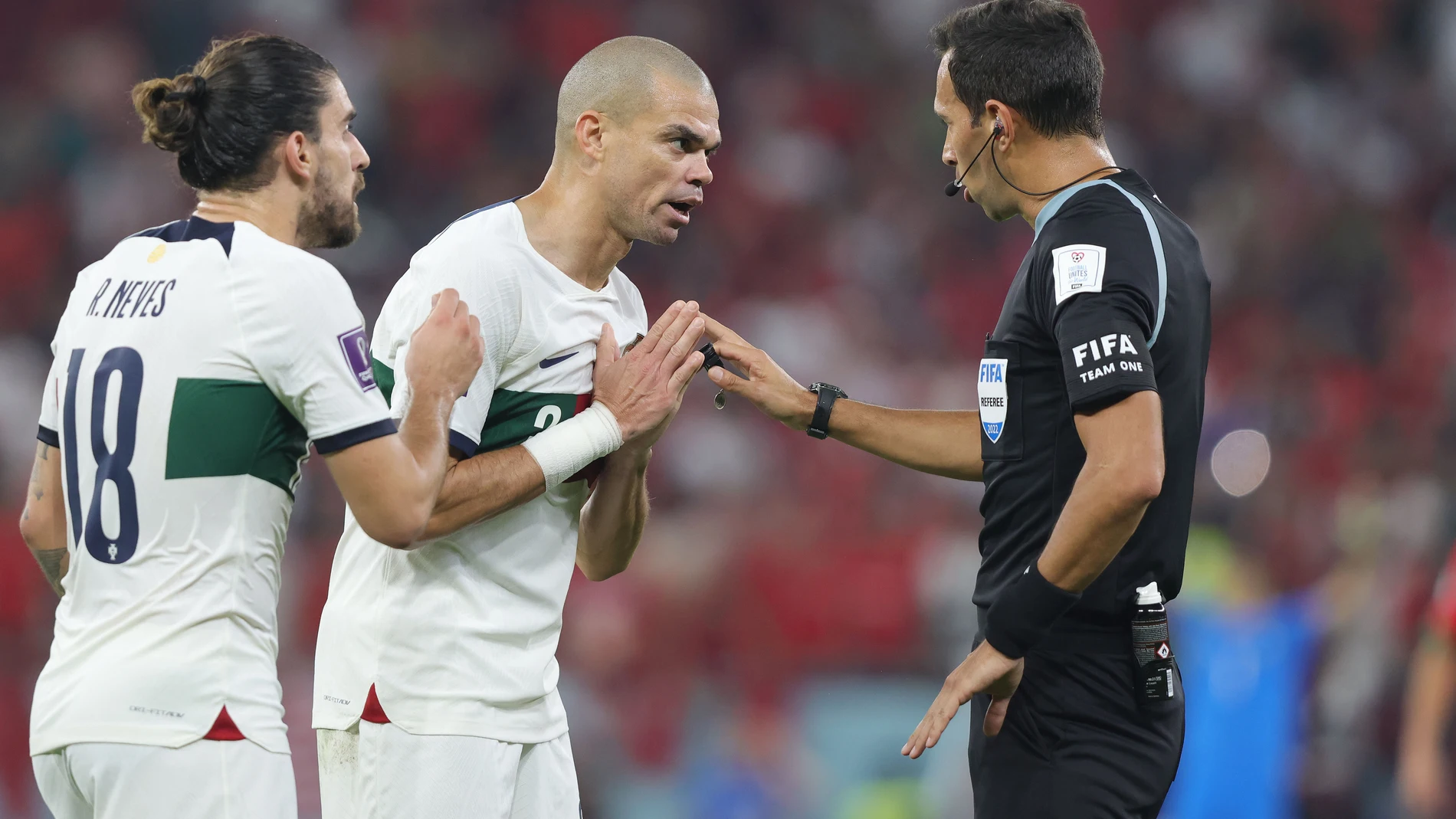 Pepe habla con el árbitro durante un partido del Mundial de Qatar 2022.